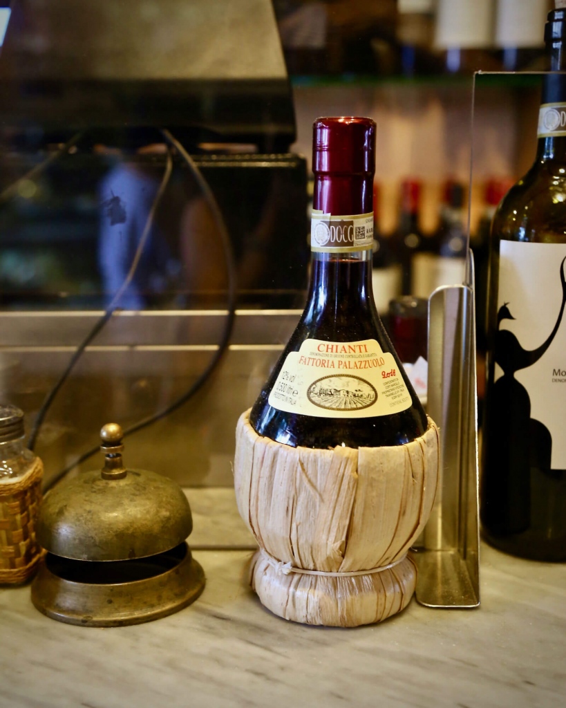 フィレンツェの街で出会う小さなワインの穴 Buchette Del Vino Firenze Plus